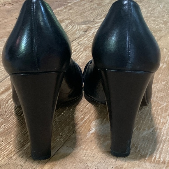 Classic Stuart Weizman heels w/ gem accent (8.5) - Picture 6 of 8